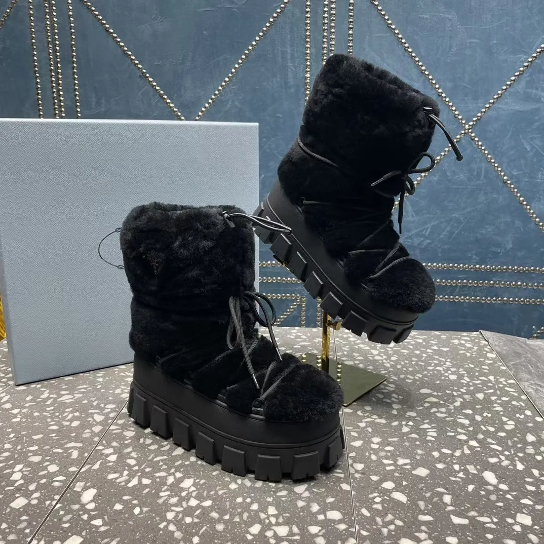 👟👟Ex-factory price 700👟👟 The highest version on the market, Prada's king style, snow boots, ski boots, chubby, so cute and cute →_→ From the Prada limited series, unique. Shiny nylon Oblique upper with criss-cross straps for an ideal fit. The boots are made of technical fabric and have a short-cut version. They can be worn in the city or in the mountains. They make the calves slimmer, taller, warmer and have a concave shape. The boots and soles use the original waterproof effect. The size is 35-40. 41Customized